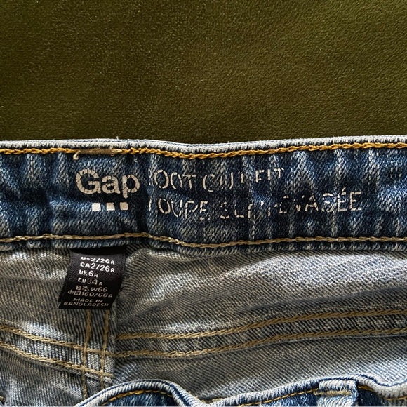 Low waist gap light wash bootcut jeans size 2 - Picture 2 of 4